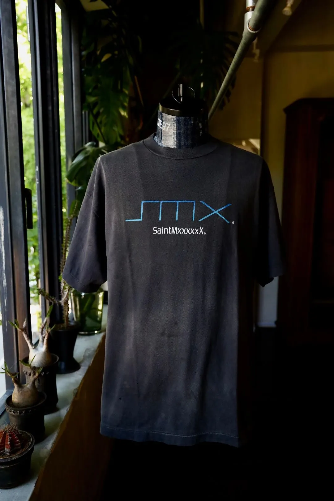 SAINT Mxxxxxx SM6 TEE/BLK latest model SM6 basic LOGO printed TEE, washed black S-XL, garment dyeing, heavy washing to make old, hanging holes, highly restored original printing, correct with anti-counterfeiting angel mark